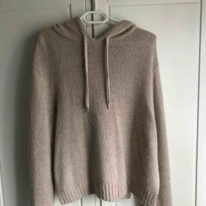  - Stickad tröja med slitsar i sidorna. Storlek XS men är ganska stor i storleken.   Köparen står för frakt ;)