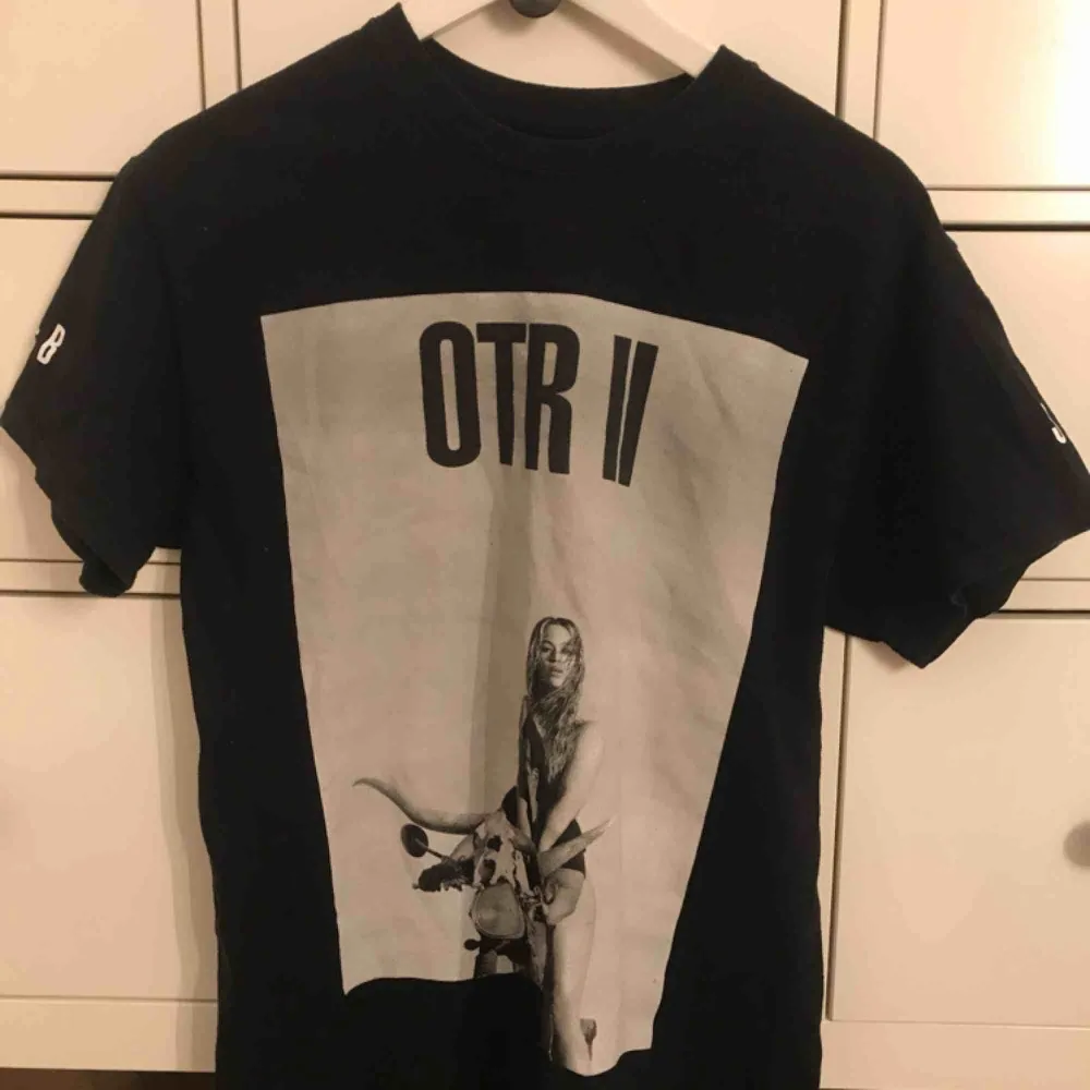 OTR 2 Beyonce and Jayz tour 2018 T-shirt köpt på deras konsert i juni 2018. Använd ett fåtal gånger och är i jättebra skick. . T-shirts.