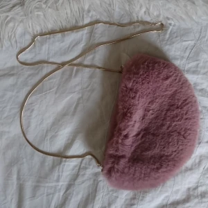 - Fuskpäls väska från zara i jättefint skick. Frakt 18kr betalning via swish 
