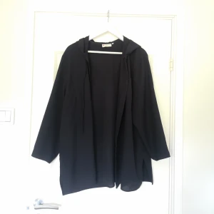  - (Förlåt för överexponerade bilder) Mörkt mörkt blå skjorta med knappar och luva. Fruktansvärt fin/ball men kommer tyvärr aldrig till användning 🎈