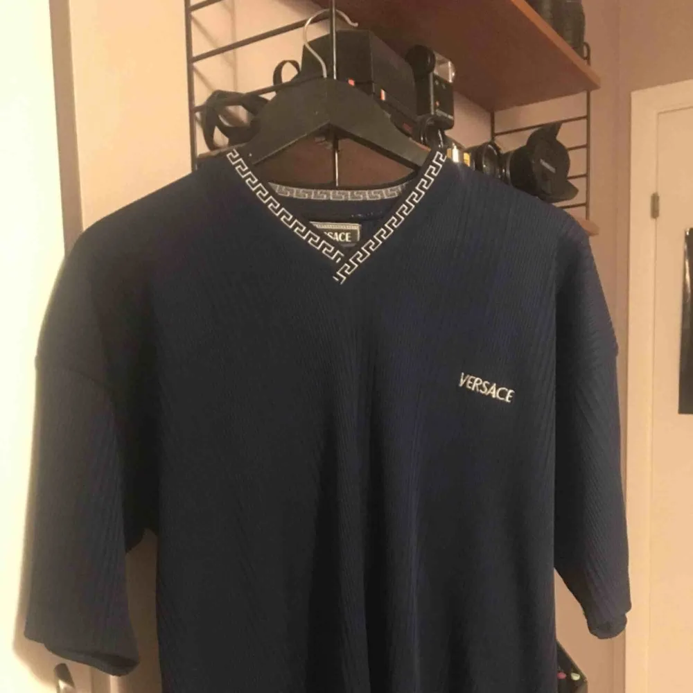 En fejk men assnygg mörkblå Versace t-shirt, oversize funkar typ som en klänning beror lite på hur lång en är. Annars är den skitsnygg till ett par byxor! 120kr inklusive frakt. Toppar.