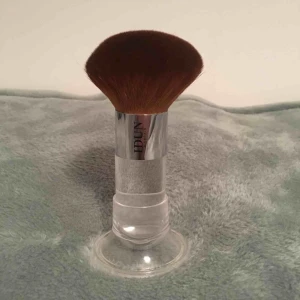  - En väldigt tät foundation/puder borste från IDUN minerals med hållare till! Använd en gång och är tvättad🧼🧽FRAKT INGÅR I PRISET!!/😊