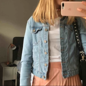  - Knappt använd jeansjacka från Pull & Bear. Kortare modell. Perfekt skick. 