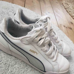  - Jättefina vita pumaskor, använda ett fåtal gånger. Tvättar dom rena innan jag skickar. Köpare står för frakten! 💕