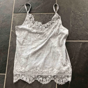  - Vanligt grått linne med spets från BikBok. Har inte blivit användt så är i bra skick! 50 kr + frakt 😇