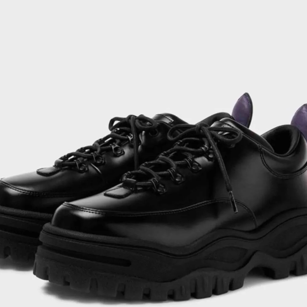 Söker Eytys skor i storlek 39-42, helst svart. Kan tänka mig att köpa för billigt pris eller byta mot något:). Skor.