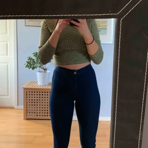  - Supertajta Joni jeans från Topshop, jättestretchiga och superhög midja, mörkblå Använda ett fåtal gånger Möts i malmö eller fraktas för 50 kr extra