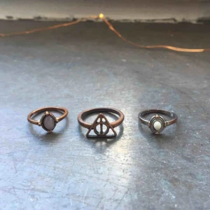  - En Harry Potter ring och två med stenar. En för 10 kr. OBS! Fraktar inte, möts upp i stockholm