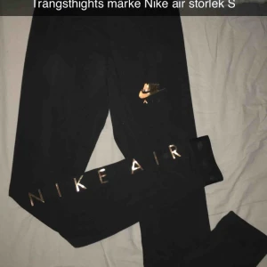  - Min kompis säljer av kläder så här är ett par tränings thights frakt 18kr 