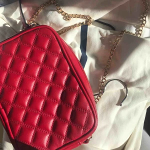  - snygg röd kedjeväska frå h&m. precis som ny! köpare står för frakt