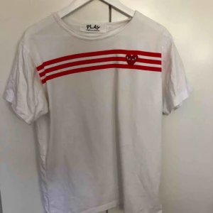  - Comme des Garcons Play T-shirt. Storlek L men liten i storleken. Alla priser går att diskutera! Fraktar naturligtvis!