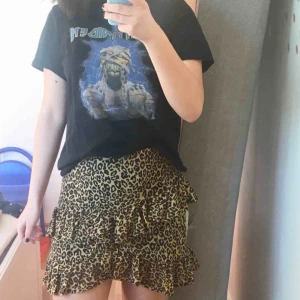  - Kjol från Bikbok i leopardmönster, perfekt nu för våren och sommaren. Endast använd en gång! Frakt ingår :)