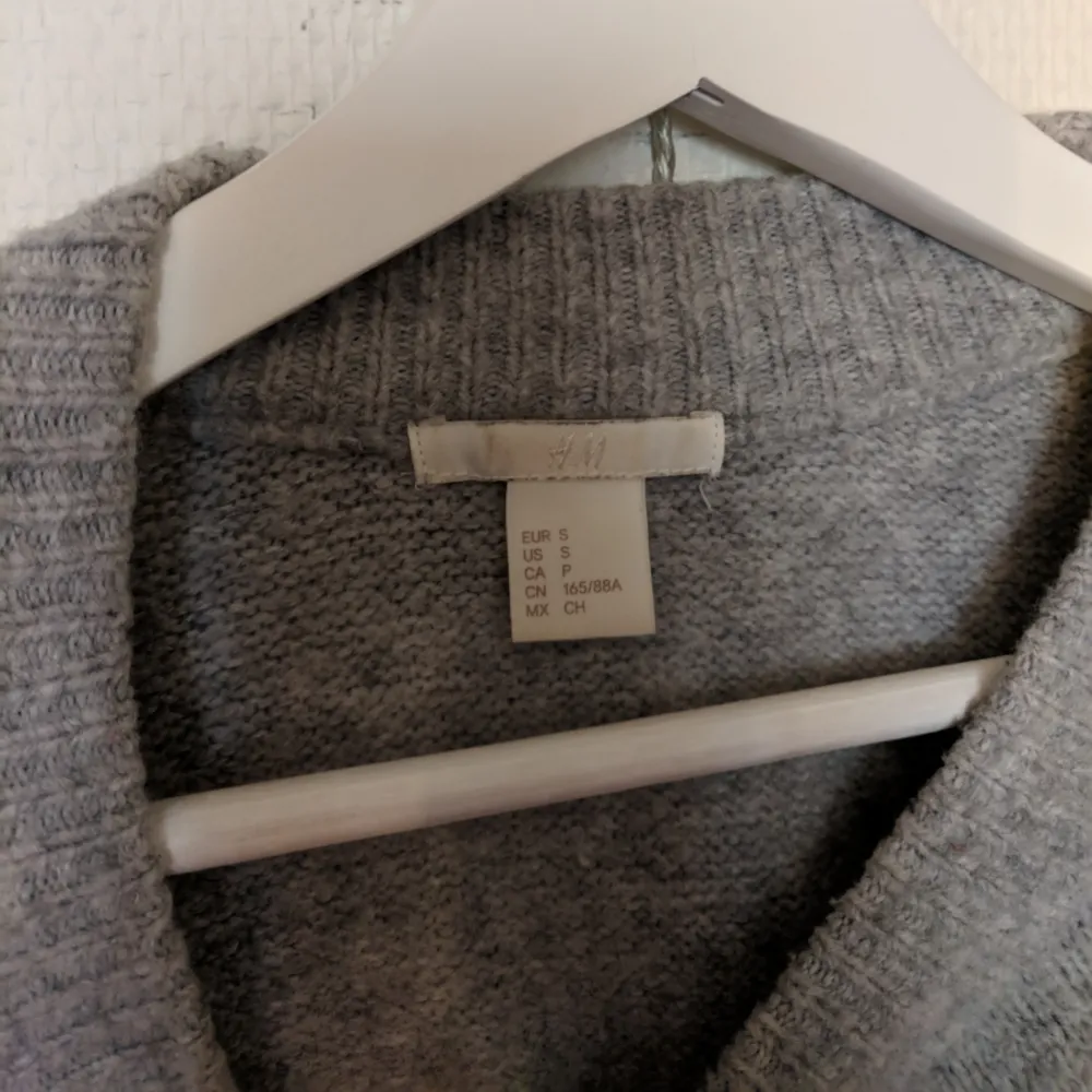 Gray soft shirt from H&M that fits everyone from size XS-M. It is very stretchy and soft! Jag kan mötas upp i Täby eller frakta den gratis 😁. Stickat.