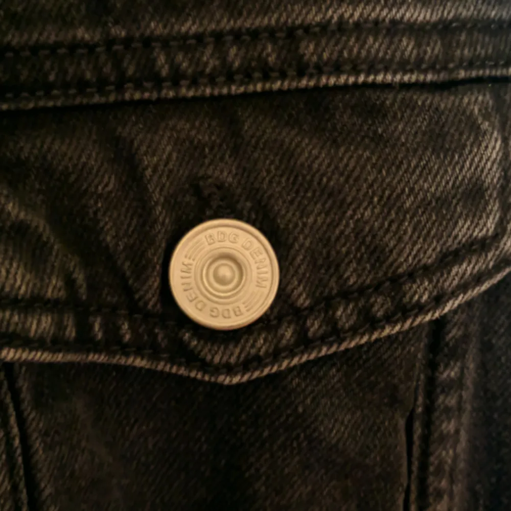 Jeansjacka inköpt på Urban Outfitters men aldrig använd. Strl M men lite stor i storleken. Kan mötas upp i Täby eller frakta gratis. Jackor.