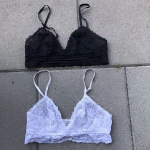  - Säljer dessa två jättefina bralettesen i spets. Köpta på hm. Banden går att reglera. Endast den vita finns kvar!