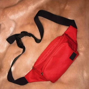  - Fin fannypack från lager i vibrant röd! Super praktisk och bekväm, perfekt för sommar och festivaler. Kan mötas upp i Malmö, köparen står för frakt! även billigare pris vid snabb affär 🤠👍🏼👍🏼
