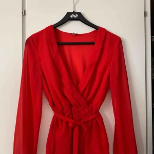  - Röd blus från Nelly med band i midjan