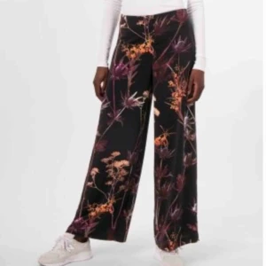  - Vida byxor med hög midja från Weekday. Storlek 34, knappt använda 🤗 Köparen står för ev fraktkostnad. ❤️