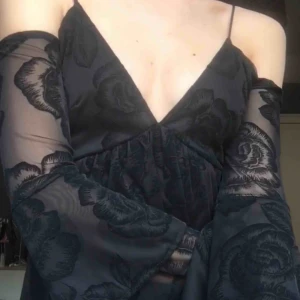  - häftig klänning i mesh o sammet. får häx-vibes av denna! helt oanvänd så som ny! OBS! fraktar ej, möts upp i stockholm💓