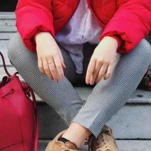  - Svart och vit mönstrade byxor från Zara de passar xs/s, tajt modell sitter som en smäck över lår och rumpa. Gullig detalj vid fickorna. Kan mötas i Örebro annars frakt🌞