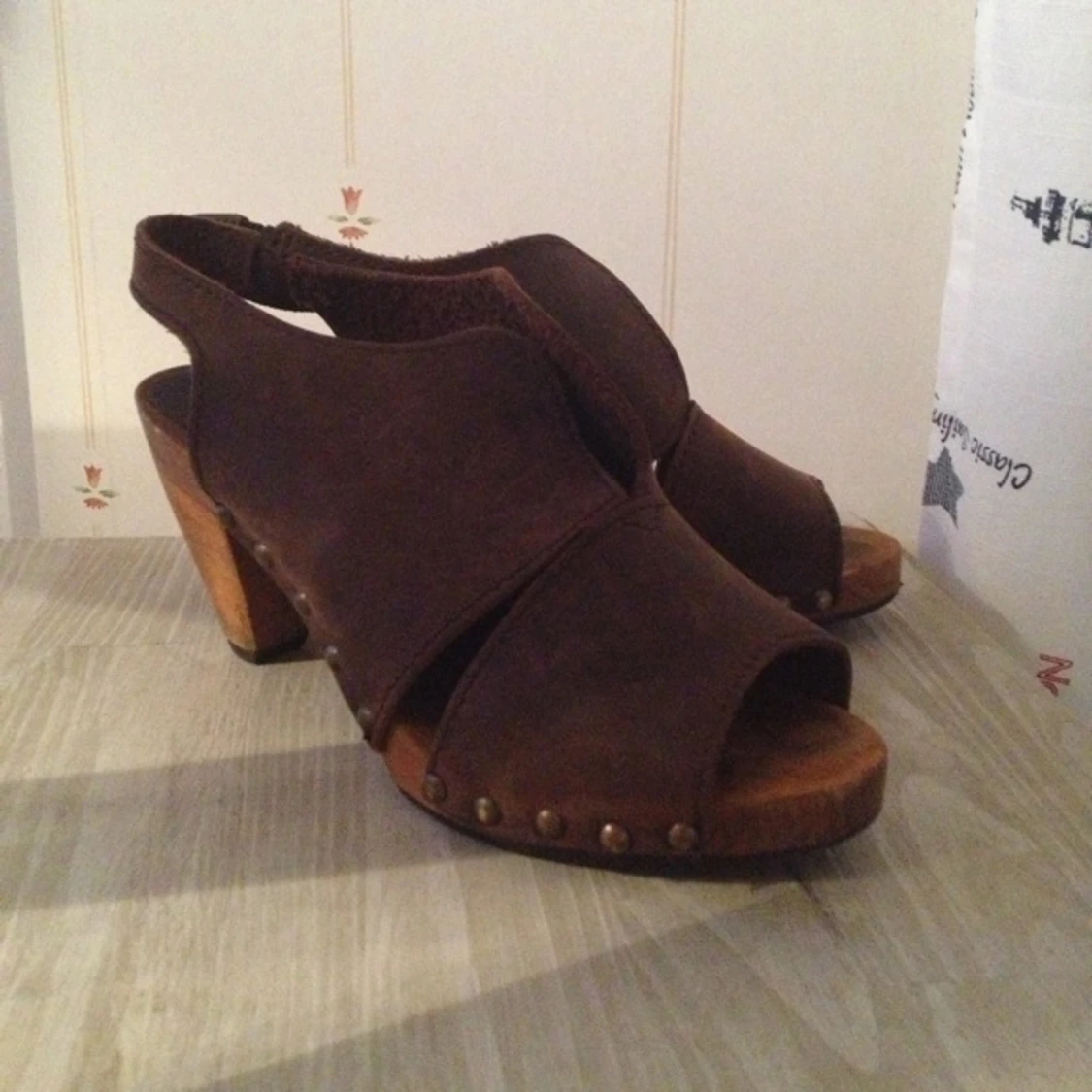 Supersköna träklackar i mörkbrunt läder, 7cm klack Dansk Design!