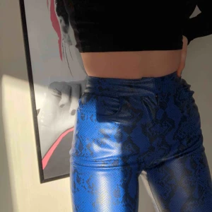  - Skitsnygga blåa ormskinnsbyxor från NA-KD i storlek 34. Men de passar 36 också, det är min vanliga storlek! Nyinköpta i nyskick! 💘