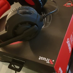  - Har ett par gaming hörlurar använda en gång så dom är bra skick plus kartong funkar till alla plattformar:) kan skickas men köparen får stå för frakten               Trust radius är märket använda en gång gillar inte hörlurar och dom funkar till alla plattformar får lov att sälja allt ja har för att äta   