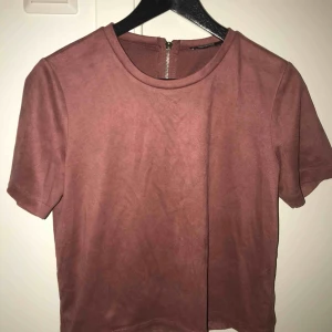  - Skitcool mocka tröja ifrån Zara i jättefint skick, använd ett fåtal gånger, har en liten dragkedja på ryggen och köptes för ca 200 kr i nypris, använder inte så därför säljer jag den! Köparen står för frakt om man inte kan mötas upp i Växjö💕💕