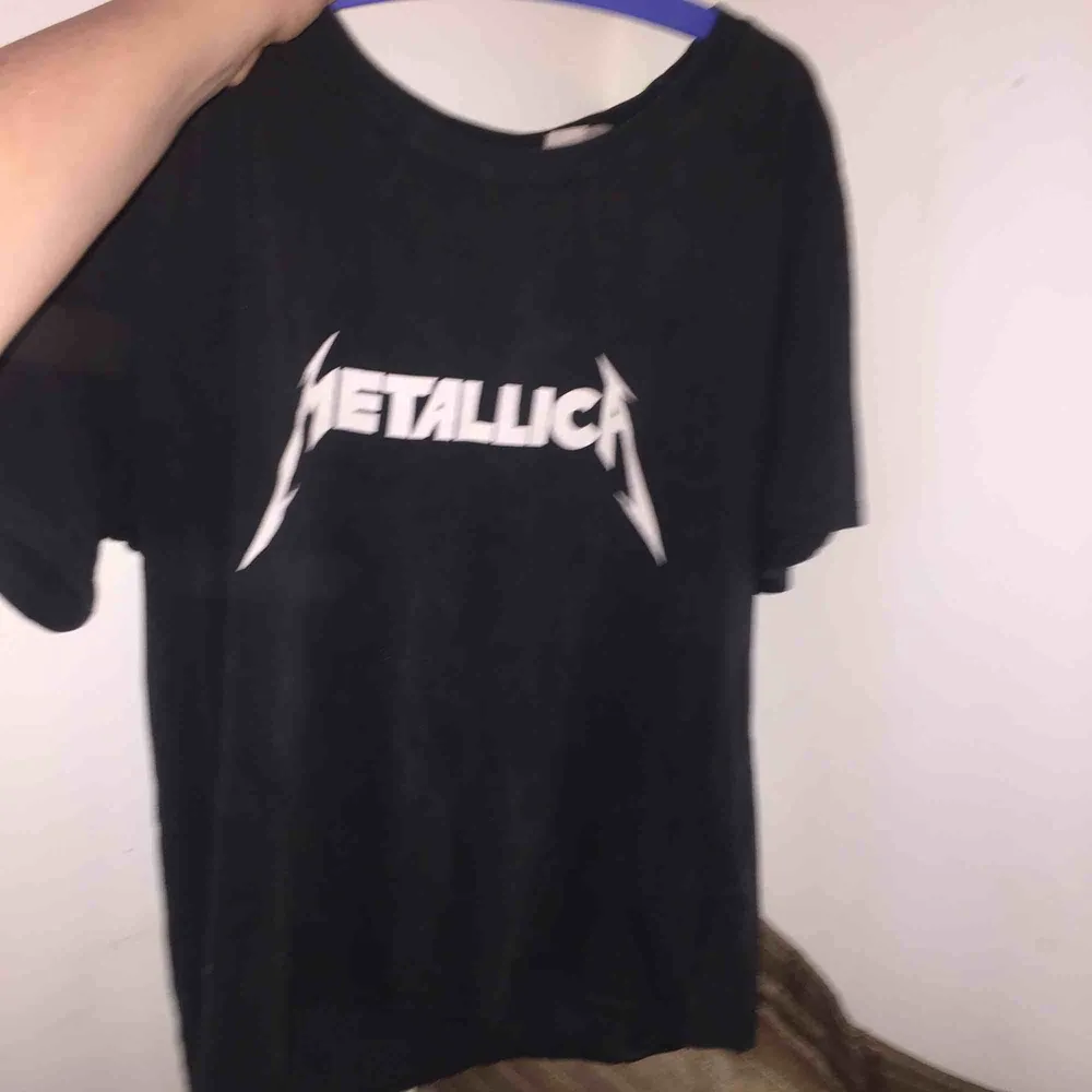 Metallica t-shirt, svar m vitt tryck i storlek medium. T-shirts.