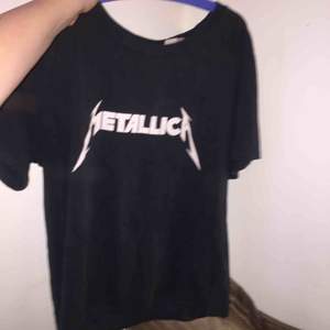 Metallica t-shirt, svar m vitt tryck i storlek medium