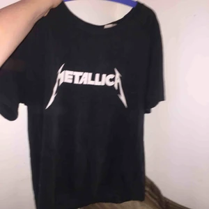  - Metallica t-shirt, svar m vitt tryck i storlek medium