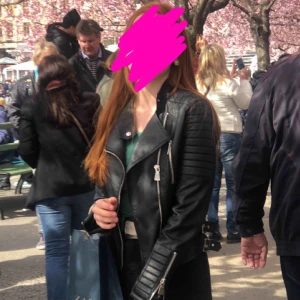  - Jättefin svart skinnjacka ifrån Chiquelle. Köpare står för frakt