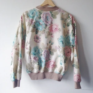 Blommig jacka i linnematerial köpt second hand. Superfint skick. Passar M-L - Blommig jacka i linnematerial köpt second hand. Superfint skick. Passar M-L