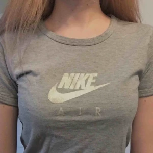  - Nike air T-shirt i grå färg