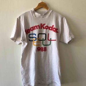  - Nice vintage tee med tryck. Kan hämtas i Uppsala eller skickas för 39