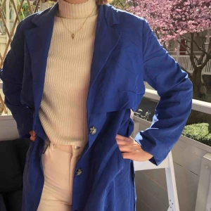  - Kornblå kappa från Monki med fina detaljer!  Kan mötas upp i Göteborg eller frakta ☀️