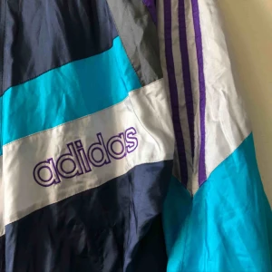  - Ultrafet vintage adidas Windbreaker. Storlek 6 på lappen sitter som medium / liten large. Kan hämtas i Uppsala eller skickas mot fraktkostnad 