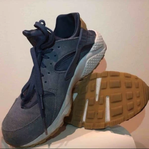  - Blåa Nike huarache i fint skick  Storleken är 41 men skulle säga att det snarare är en 38/39  Sjukt  bekväma men säljer för att jag helt enkelt inte använder de:)  Priset inkluderar frakt (alltså 600kr utan tillägg så får du de hemskickade till dig)  