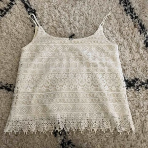  - Fint spetslinne, kan fraktas 