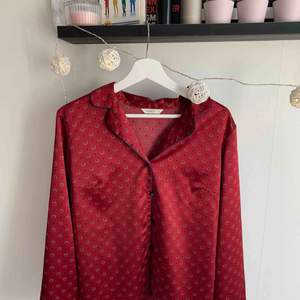 Gullig och stilren pyjamas från Lindex, använd endast en gång. Säljer pga aldrig mer fått användning för den. Köparen står för eventuell frakt. 