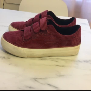  - Manchester sneakers från Bershka👌