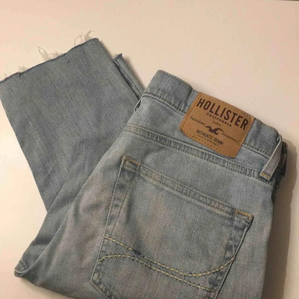Hollister Super Skinny Jeans med ”avklippning” vid vristerna. Storlek 30x30. Nypris 799kr. Möter i Örebro eller skickar, köparen står för frakt. Jeans & Byxor.
