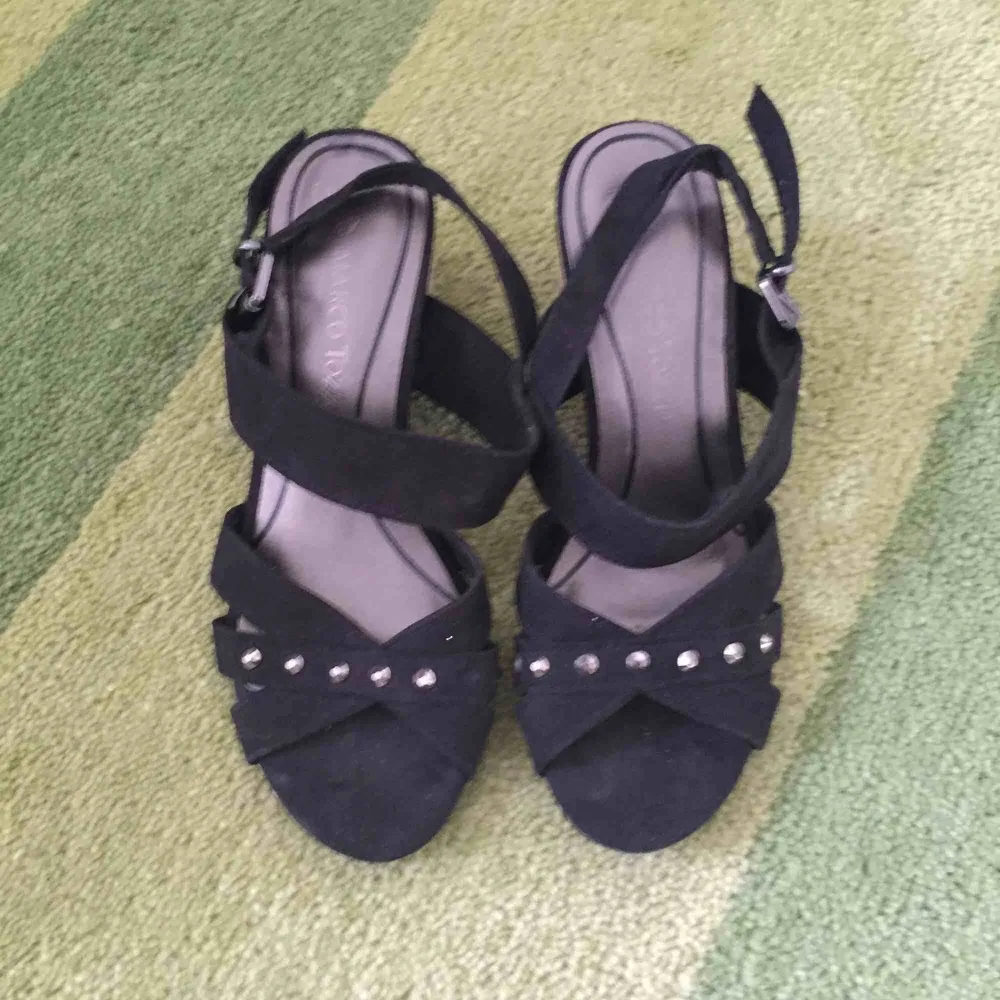 Vackra sandaletter i svart med bling. Knappt använda. Perfekta till sommarens fester. En sten saknas på ena skon.. Skor.