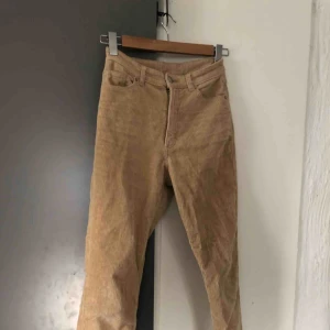  - Ett par snygga beiga Manchester byxor, hyfsat stretchiga, jag som vanligtvis är 36 kan ha också ha dem.  Endast använda en gång. Färgen skiftar lite men lite ljusare än första bilden och lite mörkare än sista. 