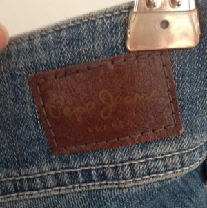 Ljusa Pepe jeans. Dragkedjor vid benslut. En bälteshållare är trasig.  - Ljusa Pepe jeans. Dragkedjor vid benslut. 