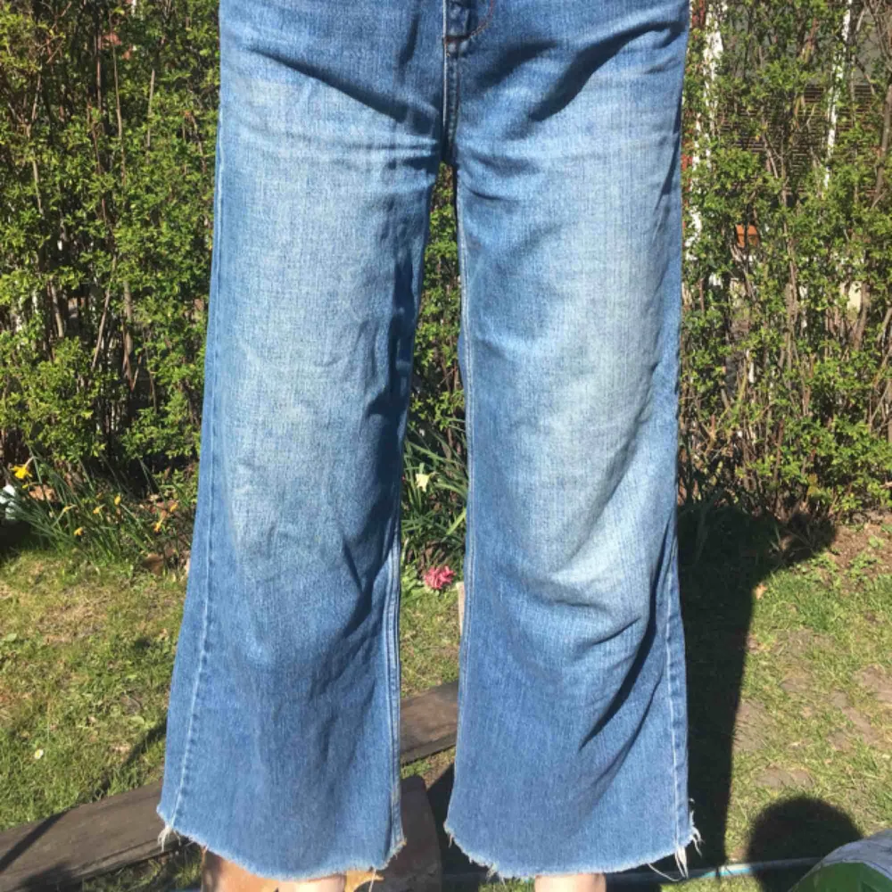 Snygga jeans från Urban Outfitters! Vida längst ut, flowy. W28 och L32. Byxorna är designade med ”rivmärken” på fickan där bak. Kan mötas upp i Malmö, annars står köparen för frakten.. Jeans & Byxor.