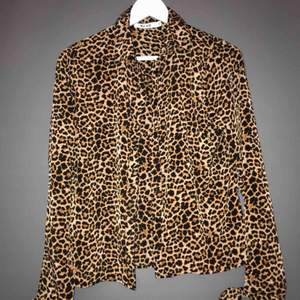 En leopard skjorta från Nakd , storlek 34 men funkar som 36😊 frakten bjuder jag på 