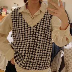 Stickad väst, ZARA ✨ - Tjingeling! Säljer min fina fina väst från Zara, använd endast fåtal gånger (då jag suger på att styla haha) storlek M, ganska oversized💗 frakt tillkommer