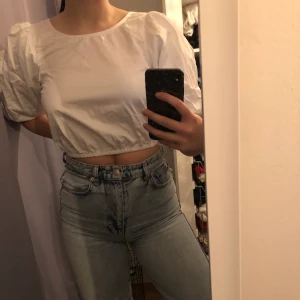 Topp från H&M - Säljer denna söta topp, bra skick, använd endast 3 ggr.