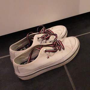 Säljer dessa vita Tommy Hilfiger skorna i storlek 38, det tillkommer även vita skosnören. Har använt de några gånger.